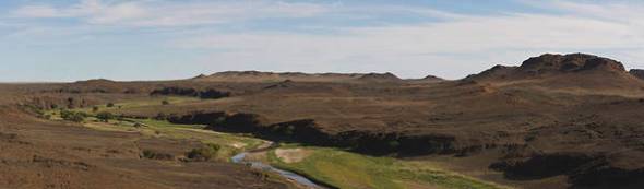  Copyrigt 2010 Sabine Haluszka-Seidel. Говийн баян бүрд Онги гол,  одоо хордсон.