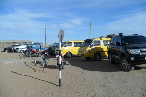 ЗУРАГ8. Сумын иргэдтэй уулзаж буй клубын гадна