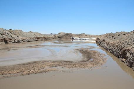  Ураныг нь салгаж аваад үлдсэн цацраг идэвхит болон химийн бодсуудын оршуулга. Одоо хатаад салхиар хийсч байгаа.
